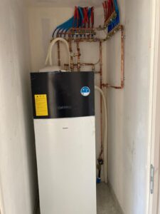 réalisation plombier chauffagiste Val‑d’Oise – Aménagement d'une pompe à chaleur Daikin Altherma 3 (système de chauffage aérothermique) en Île-de-France.